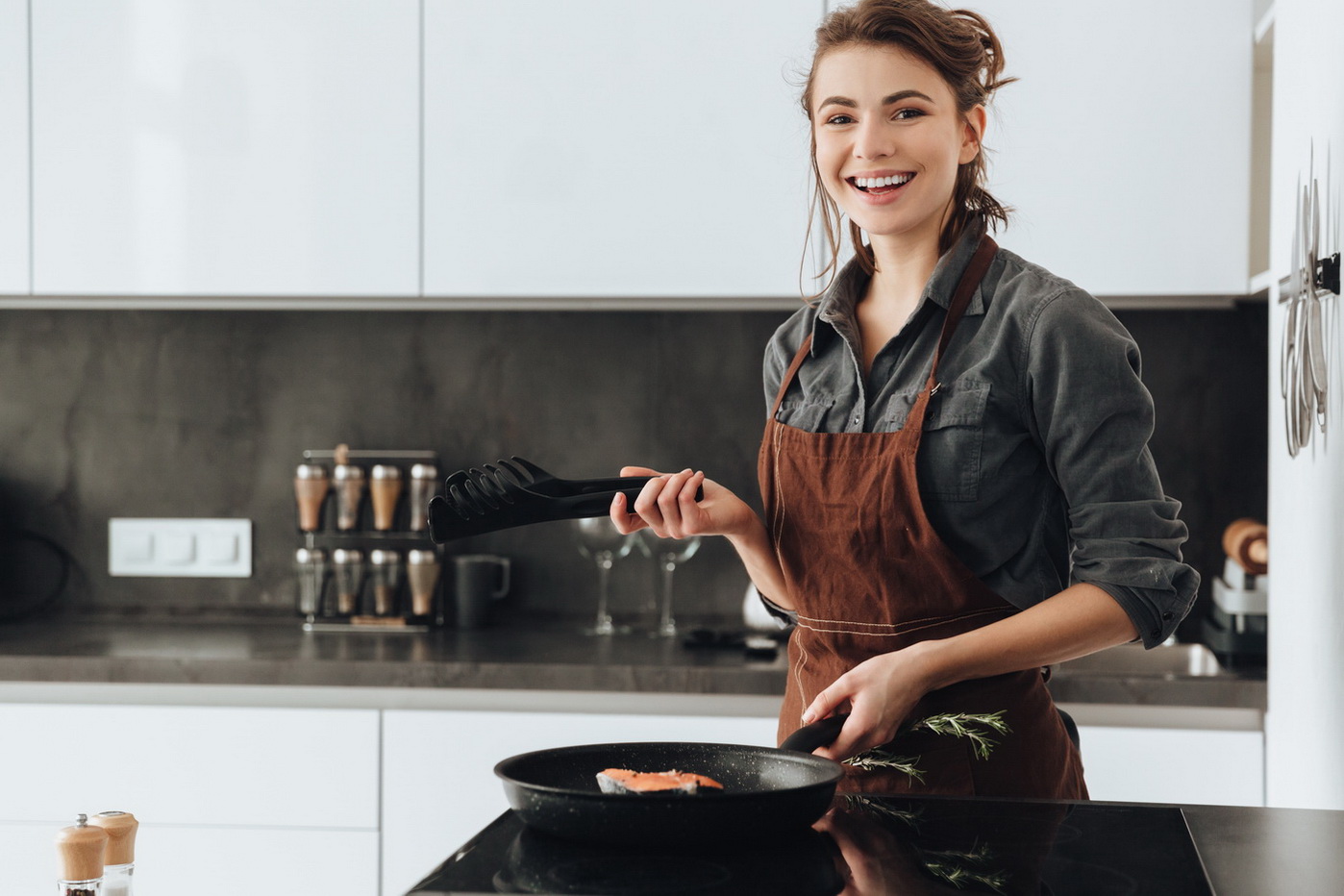 Frau beim kochen